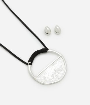 Conjunto de Colar em Cordão e Pingente Geométrico com Brinco Botão Preto e Prata