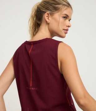 Regata Esportiva em Microfibra com Textura de Furinhos Vermelho