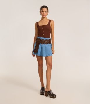 Saia Evasê Curta em Jeans Plissado com Recortes Claro