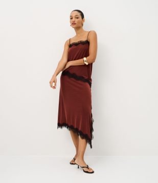 Saia Midi em Ribana com Renda na Barra Assimétrica Marrom