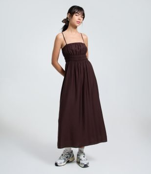 Vestido Midi com Alças Finas e Lastex na Cintura Marrom