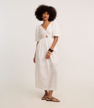 Vestido Reto Longo em Laise com Furos e Bordado de Folhagem Off White