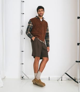 Bermuda Jorts Alfaiatado em Linho com Pregas Frontais Marrom