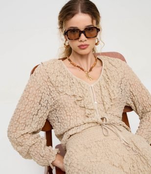 Blusa Bata em Renda Texturizada com Babados no Decote Bege Claro