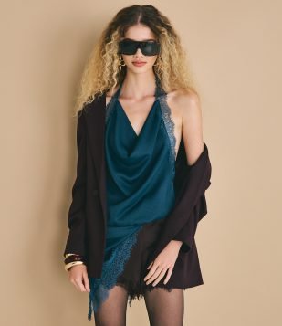 Blusa Frente Única em Cetim com Decote Degagê e Renda na Barra Verde