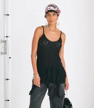 Blusa Rendada com Alças Finas e Pontas Assimétricas Preto