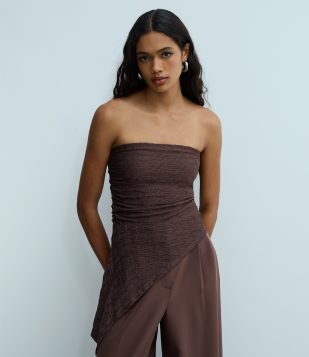 Blusa Tomara Que Caia Texturizada com Barra Assimétrica Marrom