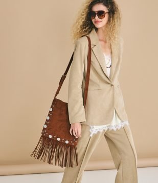 Bolsa Transversal Média em Suede com Franjas e Tachas Marrom