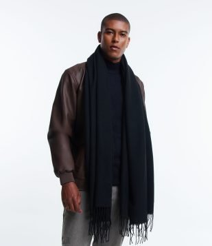 Cachecol Dupla Face em Tricô com Franjas nas Pontas Preto