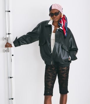 Calça Capri em Renda sem Forro Preto