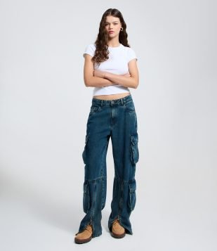 Calça Cargo Loose em Jeans com Bolsos Estruturados Laterais Azul Escuro