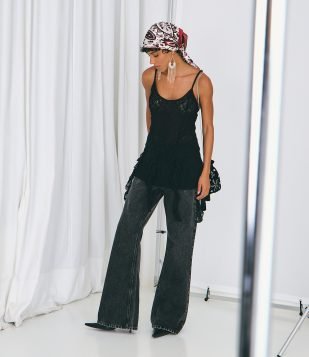 Calça Flare em Jeans com Cinto Corrente Preto