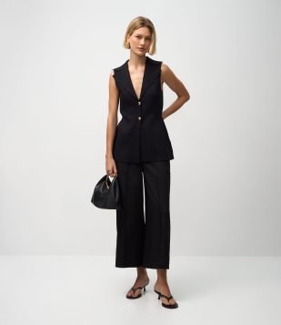 Calça Pantacourt em Alfaiataria com Pregas Frontais Preto