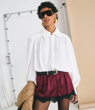 Camisa em Crepe com Franzido no Ombro e Botão Dourado em Destaque Off White