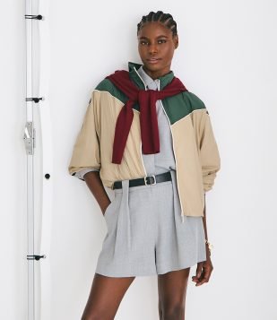 Jaqueta Corta Vento Tricolor com Gola Alta Multicores