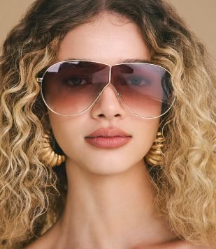 Óculos de Sol Máscara com Detalhe na Ponte e Lente Degradê Dourado