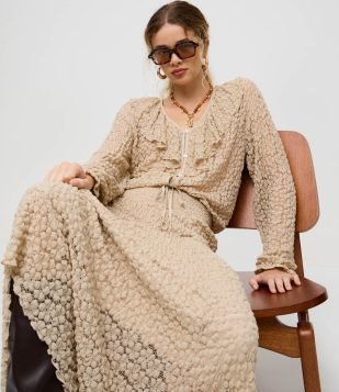 Saia Midi em Renda Texturizada com Barra Assimétrica Bege Claro