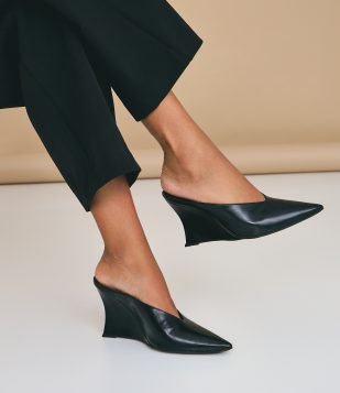 Sapato Mule com Bico Fino e Salto Anabela Preto