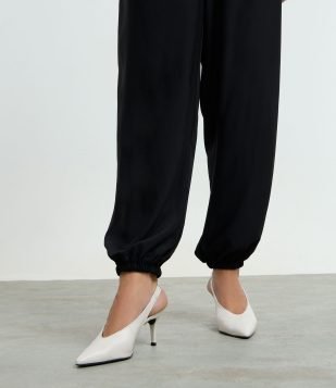 Sapato Scarpin Slingback em Couro com Decote V Off White