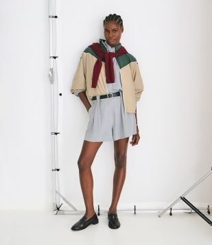 Short Curto Alfaiatado com Cinto Ajustável em PU Cinza