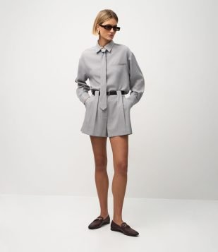 Short Curto Alfaiatado com Cinto Ajustável em PU Cinza