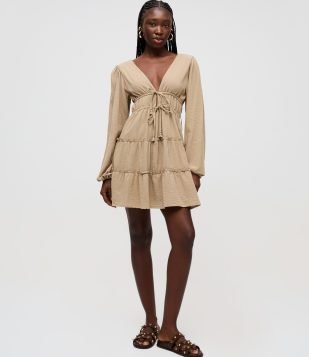 Vestido Curto em Laise com Decote V e Saia em Marias Bege Taupe