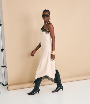 Vestido Midi em Cetim com Barra Assimétrica e Detalhes em Renda Champagne