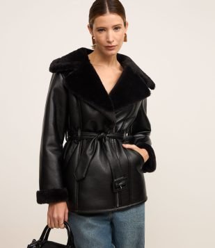 Blazer em PU com Cinto Afivelado e Pelos na Gola e Punho Preto
