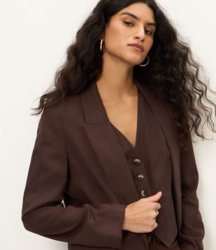 Blazer em Viscolinho com Lapelas e Botão Único Marrom