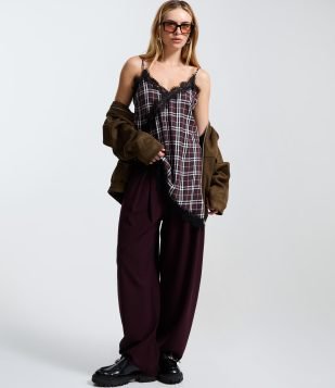 Blusa Regular Xadrez com Renda e Barra Assimétrica Marrom