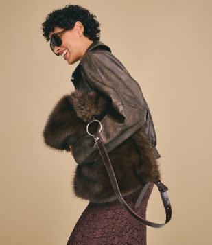 Bolsa Hobo Grande com Pelinhos Marrom