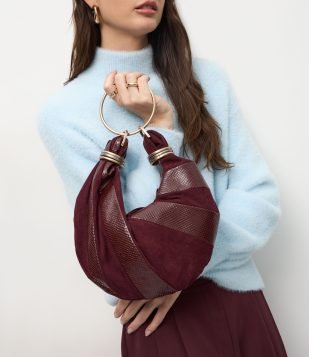 Bolsa Média em Suede com Alça Argola e Recortes Contrastantes Vinho