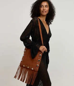Bolsa Transversal Média em Suede com Franjas e Tachas Marrom