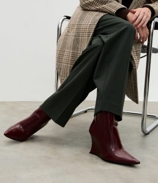 Bota Cano Curto em PU com Salto Anabela Vinho