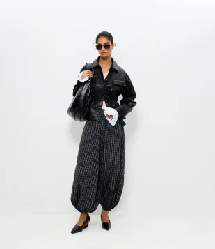 Calça Balloon em Xadrez com Cós e Barra com Elástico Preto