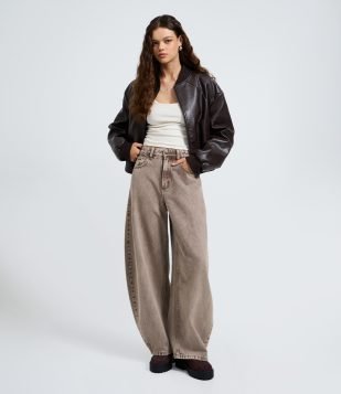 Calça Barrel em Jeans Cationizado com Cintura Alta Marrom