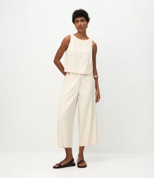 Calça Pantacourt com Cós Transpassado e Botão Off White