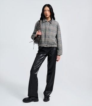 Calça Reta em PU com Fenda e Bolsos Preto