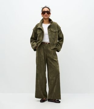 Calça Wide Leg em Veludo com Detalhe no Cós Verde