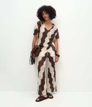 Calça Wide em Tricô Crochê Bicolor com Cós Elástico Marrom