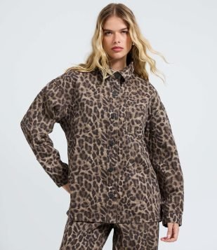 Camisa Oversized em Jeans com Estampa Animal Print Marrom