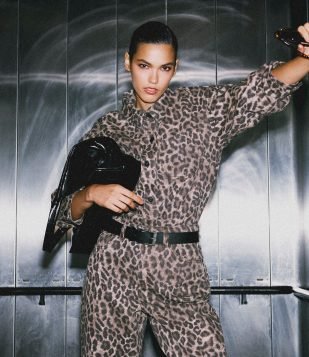 Camisa Oversized em Jeans com Estampa Animal Print Marrom