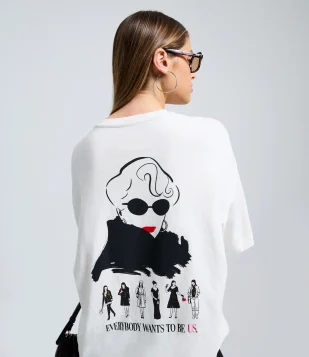 Camiseta Boxy com Estampa O Diabo Veste Prada Branco