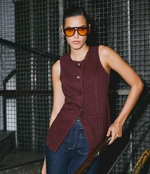 Colete Alongado em Sarja com Detalhes Contrastantes Bordô