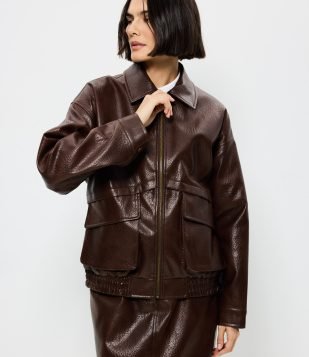 Jaqueta em PU com Bolsos Fole e Fechamento em Zíper Marrom