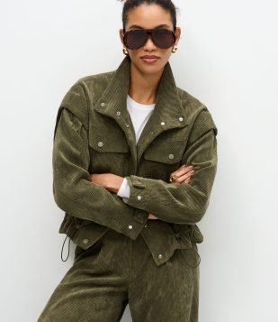 Jaqueta em Veludo Cotelê com Cava Deslocada e Puxadores Verde