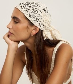 Lenço Triangular em Renda de Algodão Off White