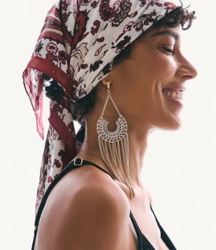 Maxi Brinco Metalizado Com Franjas Multicores