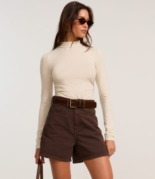 Short Mom Cintura Alta em Sarja com Bolsos Marrom