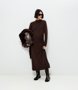 Vestido Midi em Tricô com Puxadinho Lateral Marrom